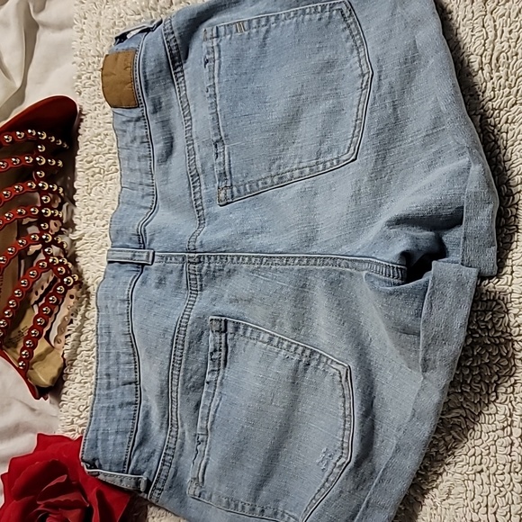 LIGHT BLUE DISTRESSED AERO DENIM SHORTS SIZE 10 - Picture 2 of 8